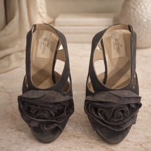 Valentino Garavani Rose Detail Brown Suede Platform Sandals – 8